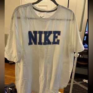 Early 2000s Nike tee shirt. Size is 3XL and is super oversized. Great condition!